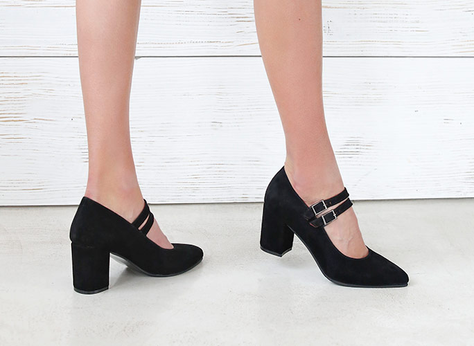 Block heel pointed toe shoes